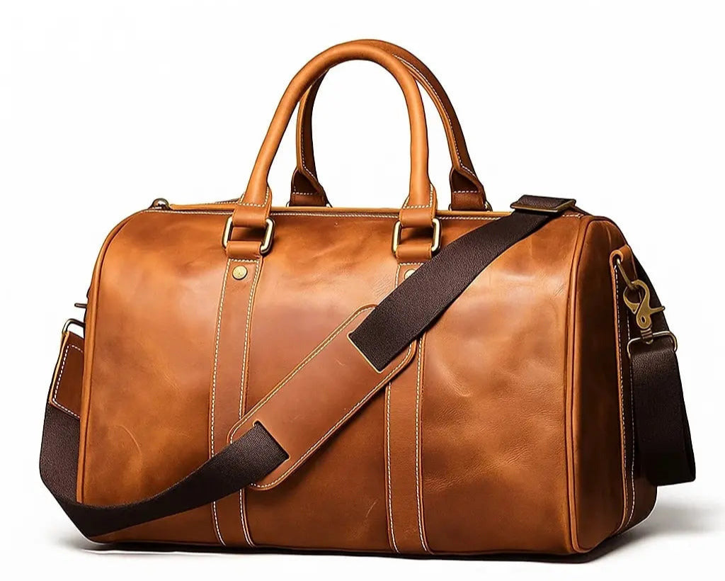 Sac week-end en cuir cognac, design tendance et robuste pour voyager léger.