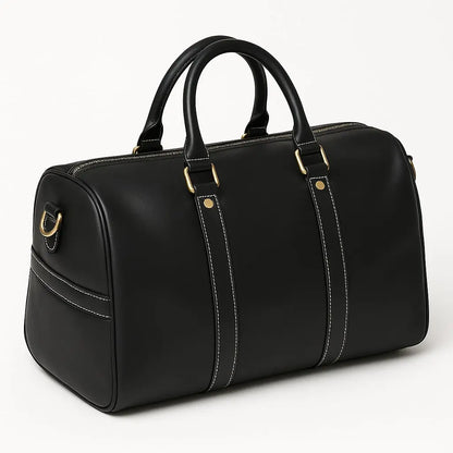 Sac de voyage en cuir souple noir, pratique et raffiné pour homme moderne.